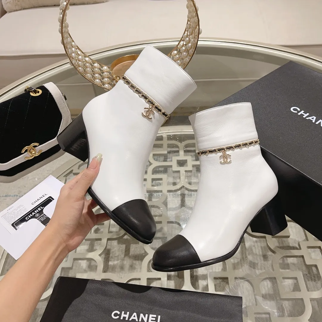 👟👟Ex-factory price 700👟👟 2025 Xiaoxiang chanel high quality counter grade 𝙎𝙡𝙞𝙣𝙜-𝙗𝙖𝙘𝙠🌈〰͏ chanelaa® Xiaoxiang new chain ⛓️slimming short boots Top purchasing level rare items are new 🍾👟👟 ━━━━━ ЅᏇєєt ━━━━━ 🍒 Upper: Italian imported calfskin ➕ Chanel’s unique chain element Lining: Imported comfortable and soft sheepskin lining for foot pads Outsole: Exclusive molding of Italian imported genuine leather outsole Color: Black/White/Apricot Size: 34 to 40 (34, 41, 42 are customized and non-returnable and non-exchangeable) Packaging: The latest full set of packaging from the counter shoe industry
